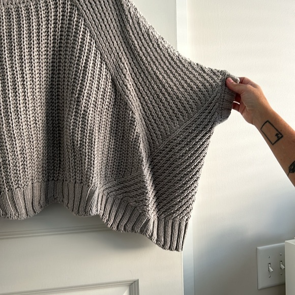 Planet one size light grey, short sleeve cable sweater. - Picture 2 of 5